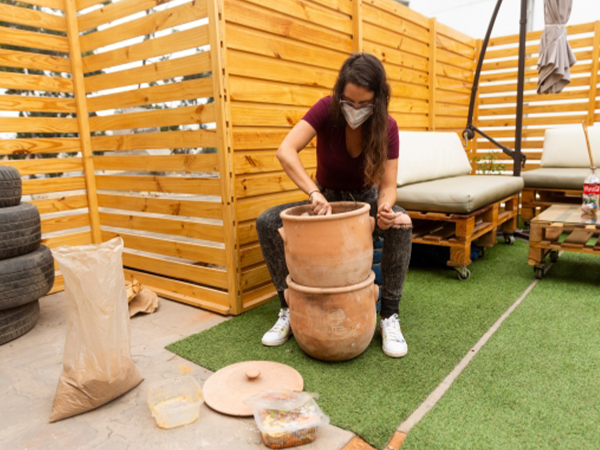 Chica en jardín con muebles de madera