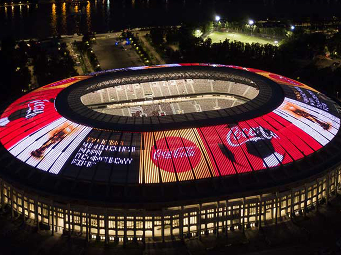 Logo de Coca-Cola iluminado en el techo del estadio de campo de juego