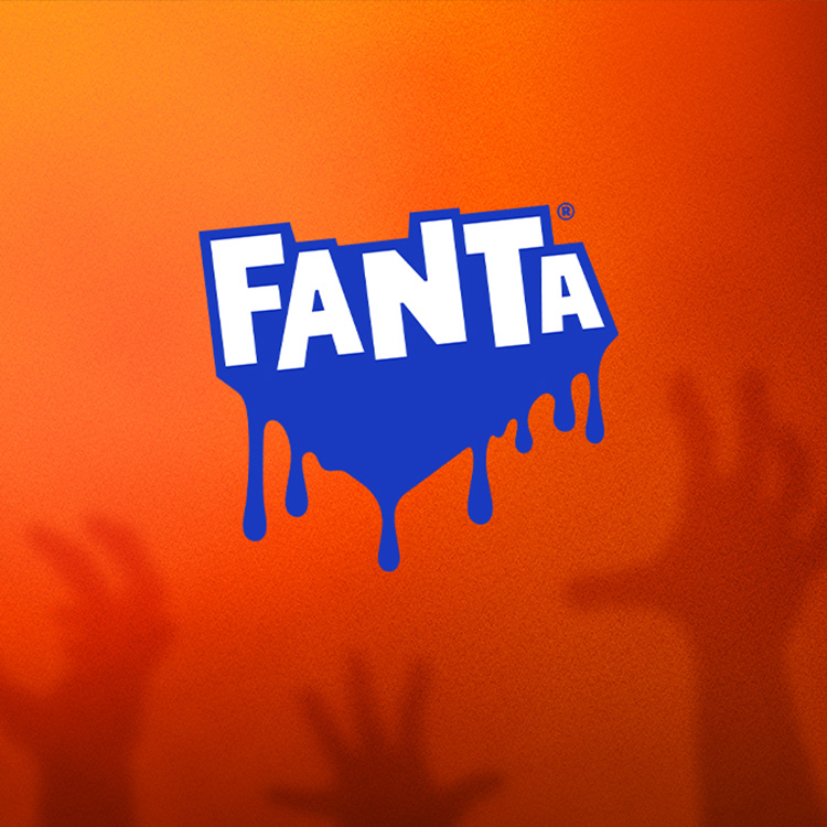 Mujer bebiendo de una botella de Fanta Naranja recostada en un sillón.