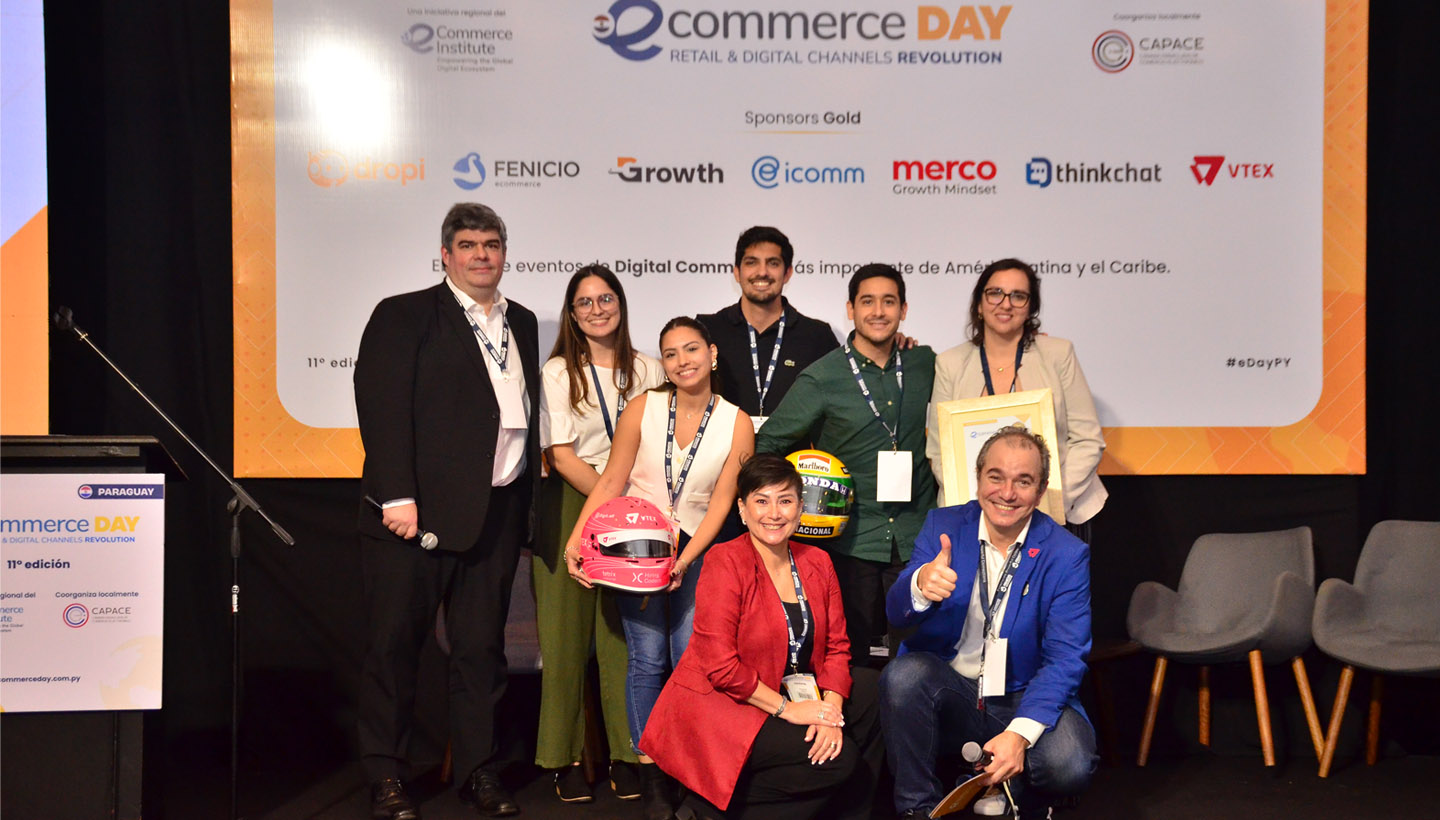 Grupo de mujeres y hombres en el eCommerce Day. Sonrien y miran a cámara 