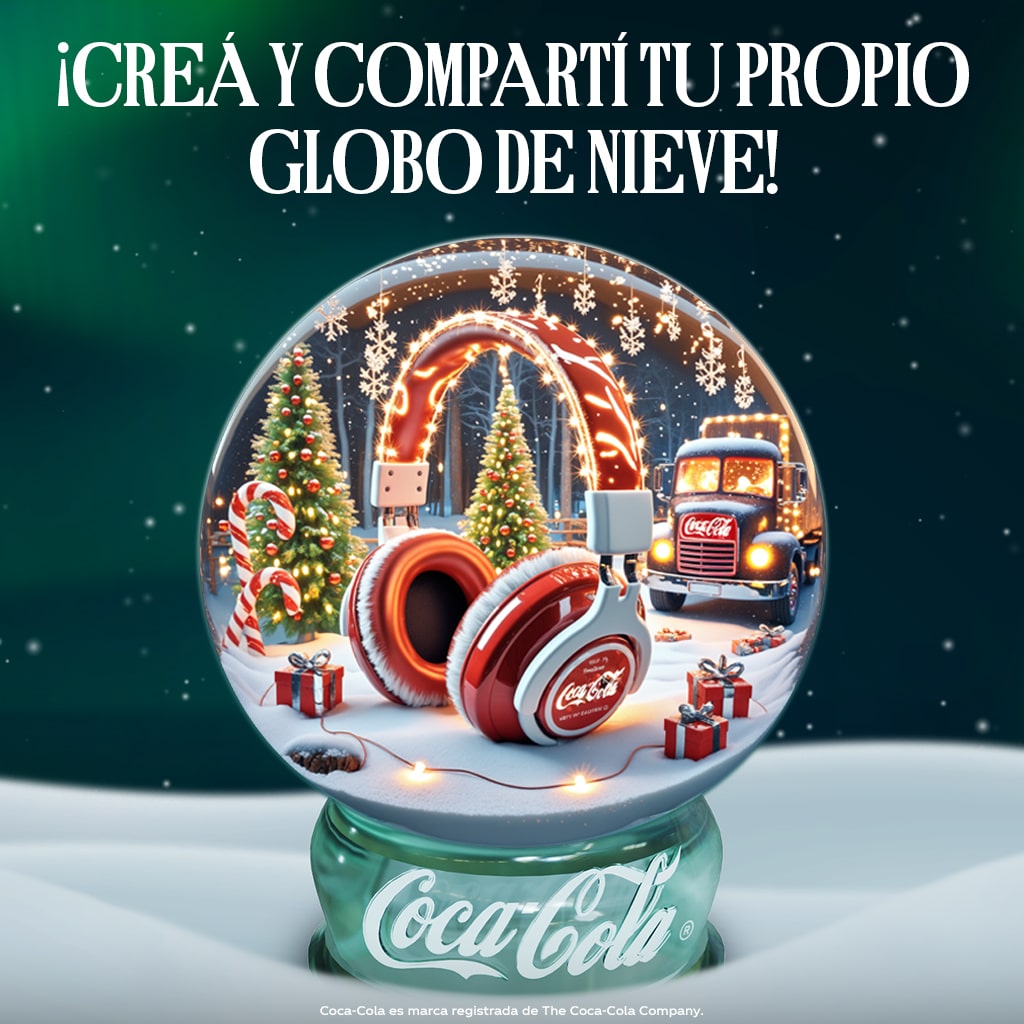 Globo de cristal navideño sobre la nieve con la inscripción "Coca-Cola" en la base. De fondo, un cielo estrellado y el título "Crea y comparte tu propio globo de nieve!". Dentro del globo, unos auriculares rojos con la incripción "Coca-Cola"