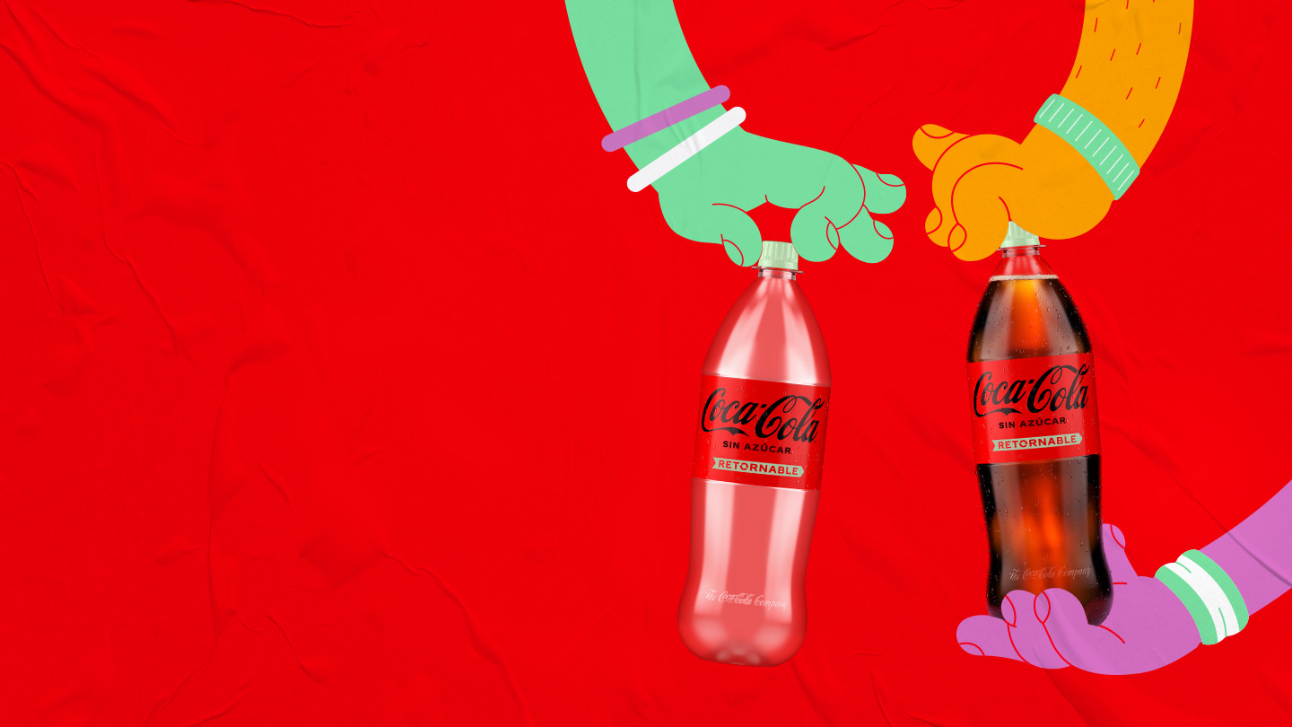 Botellas retornables de Coca-Cola siendo entregadas entre manos en un fondo rojo ilustrado.