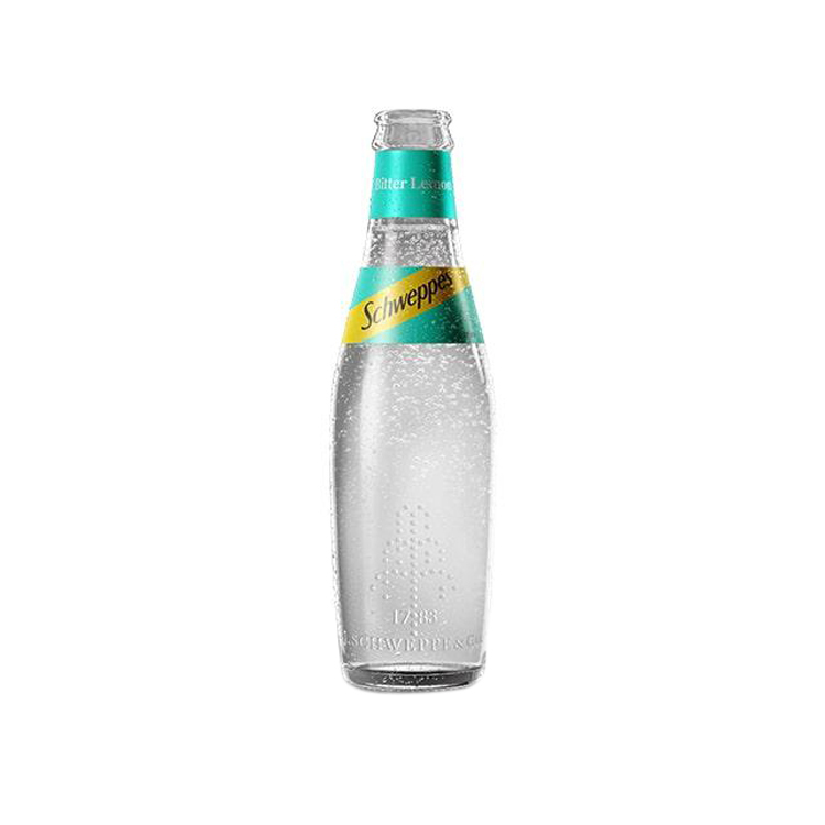 Crno-bela ruka drži čašu Schweppes Tonic water sa Schweppes bocom u pozadini