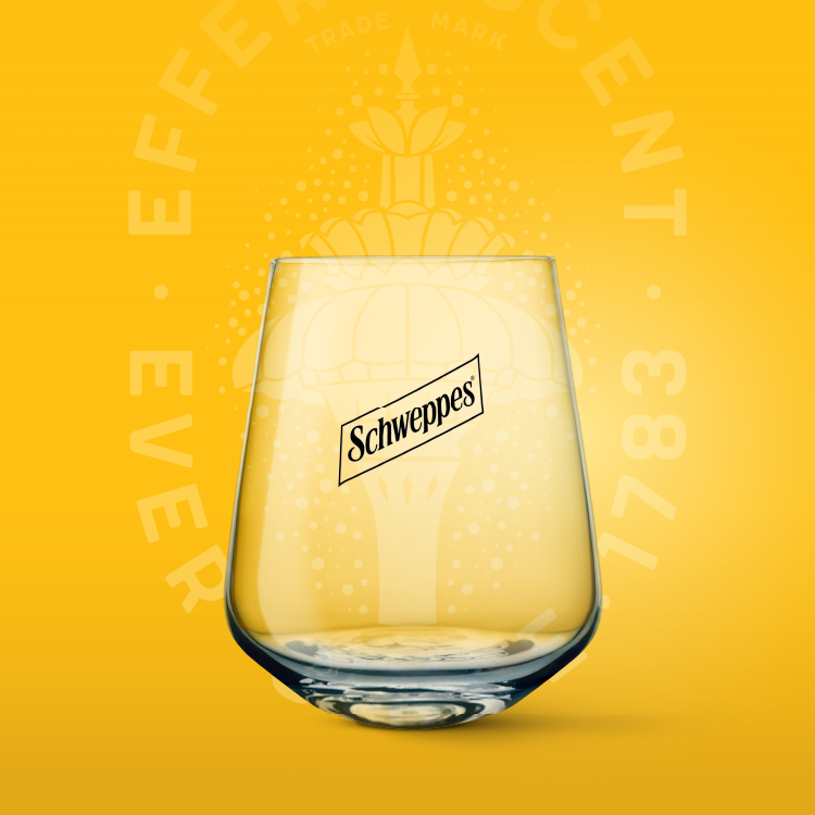 Čaša Schweppes na žutoj pozadini