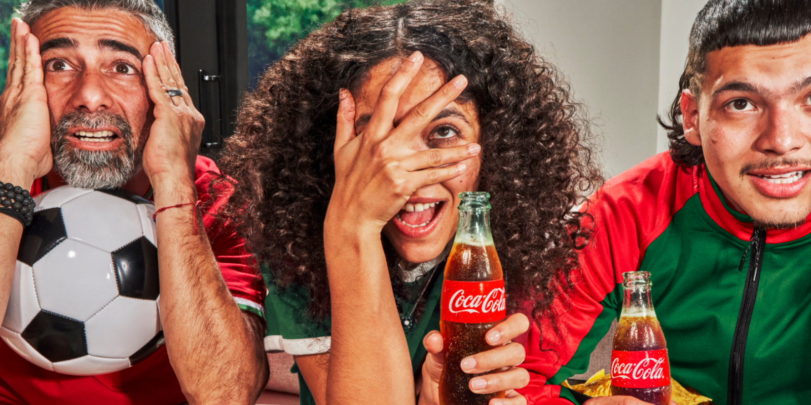 personer som håller i coca-cola-flaskor
