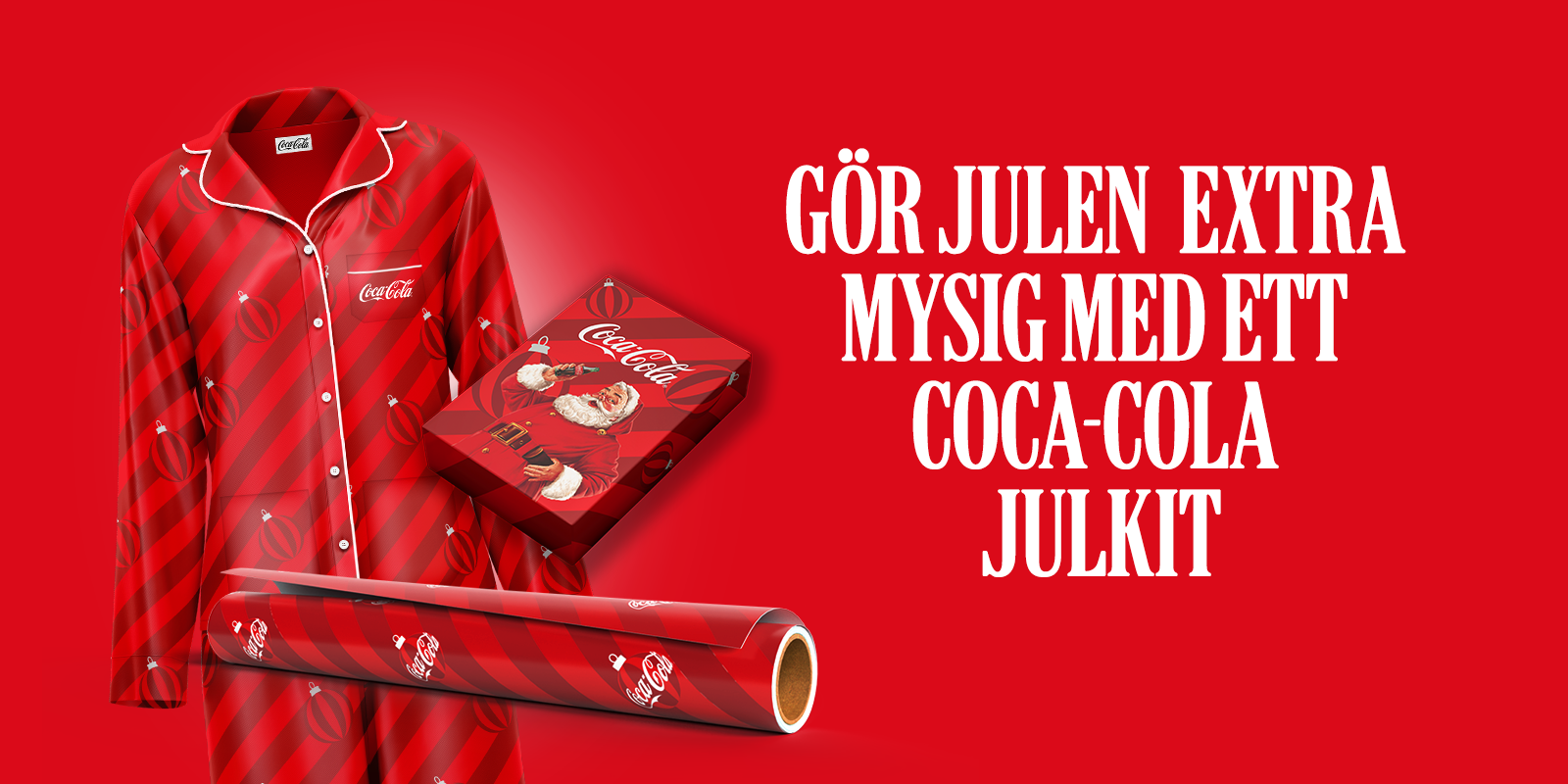 Coca-Cola julklappsset med pyjamas, spelkort och omslagspapper mot röd bakgrund