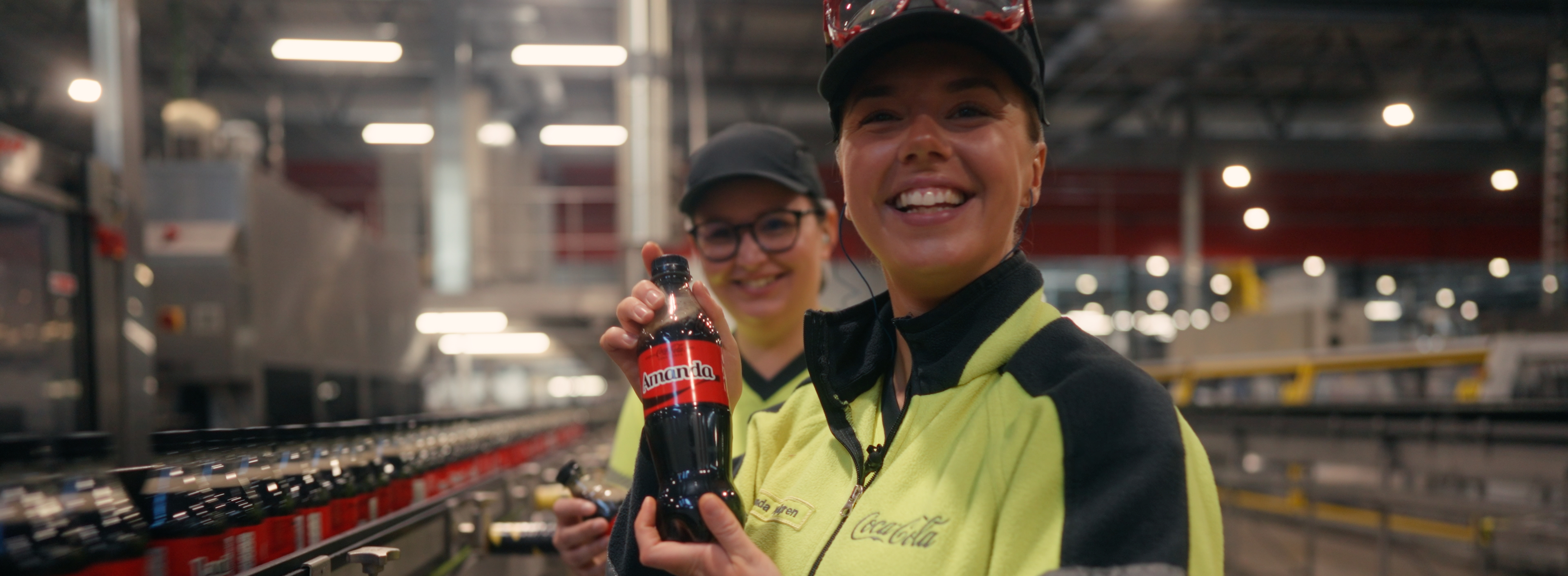 Person som håller i en Coca-Cola flaska med namnet Amanda på etiketten
