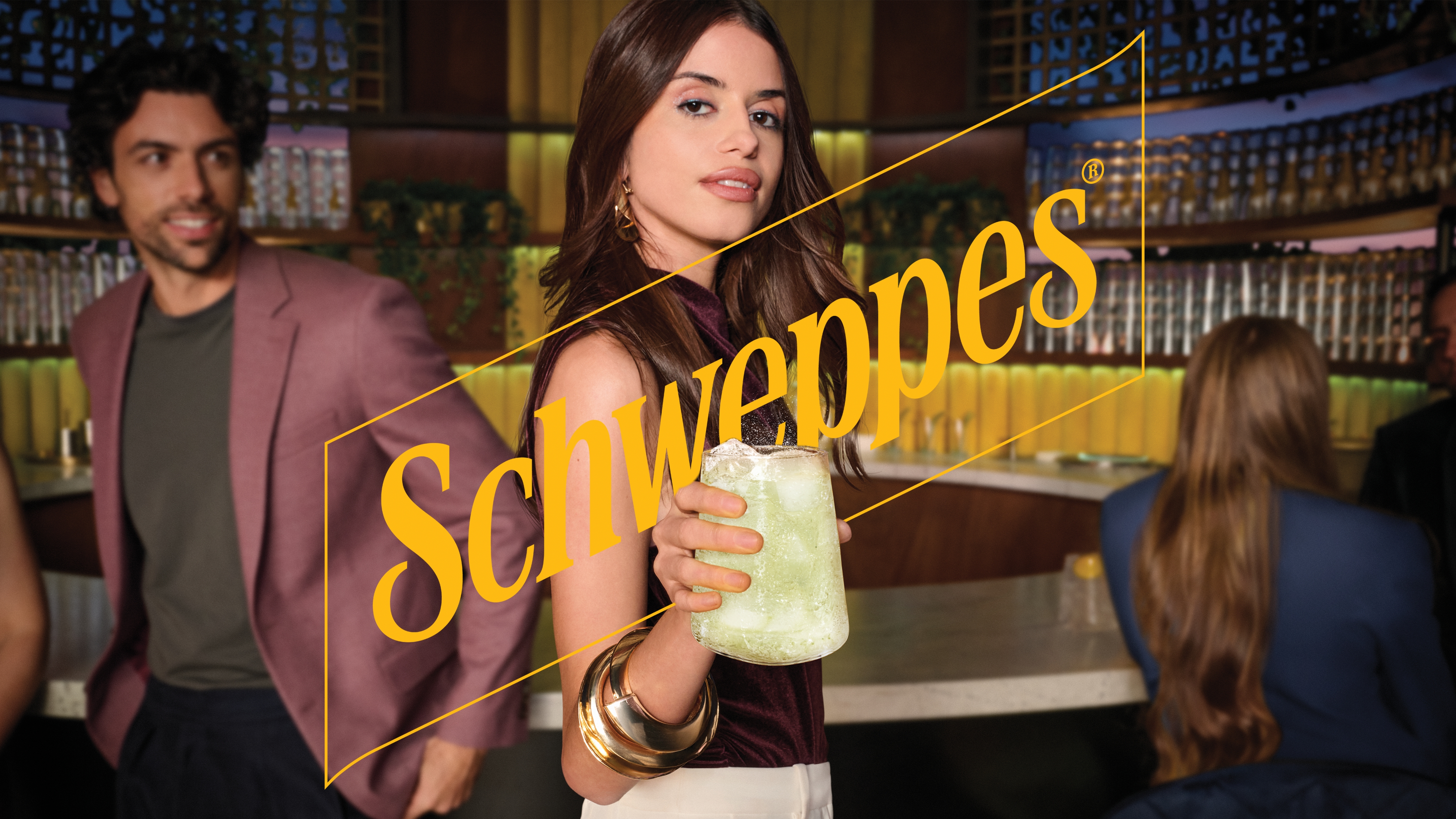 SCH 1440x810 - 1 Skupina ljudi se zabava z napitki Schweppes.