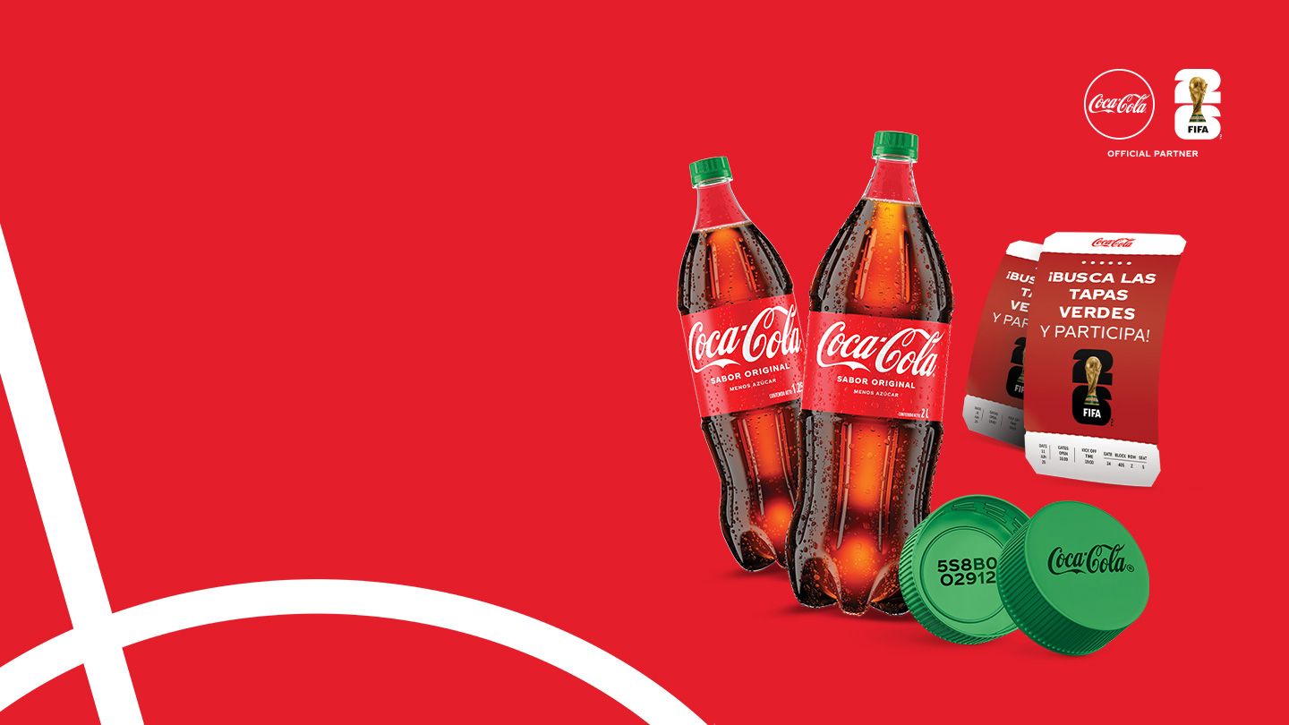 Dos botellas de Coca-Cola Sabor Original con menos azúcar, junto a dos tapas verdes de Coca-Cola. Una de las tapas tiene un código. Al fondo, se ven dos cupones que dicen "¡BUSCA LAS TAPAS VERDES Y PARTICIPA!". La imagen también incluye el logo de Coca-Cola y el de la FIFA como "Official Partner".