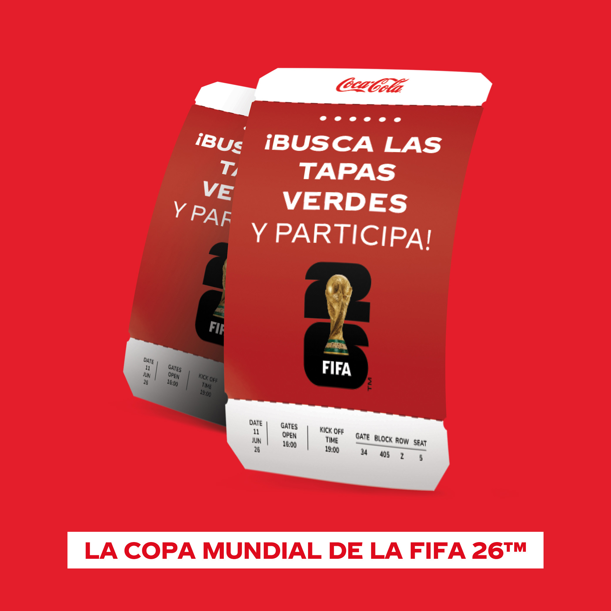 Dos cupones promocionales de Coca-Cola sobre un fondo rojo, anunciando la promoción "¡BUSCA LAS TAPAS VERDES Y PARTICIPA!". Cada cupón muestra el logo de Coca-Cola en la parte superior y la Copa del Mundo de la FIFA 26™ en el centro. Debajo de los cupones, una franja blanca con texto rojo dice "LA COPA MUNDIAL DE LA FIFA 26™