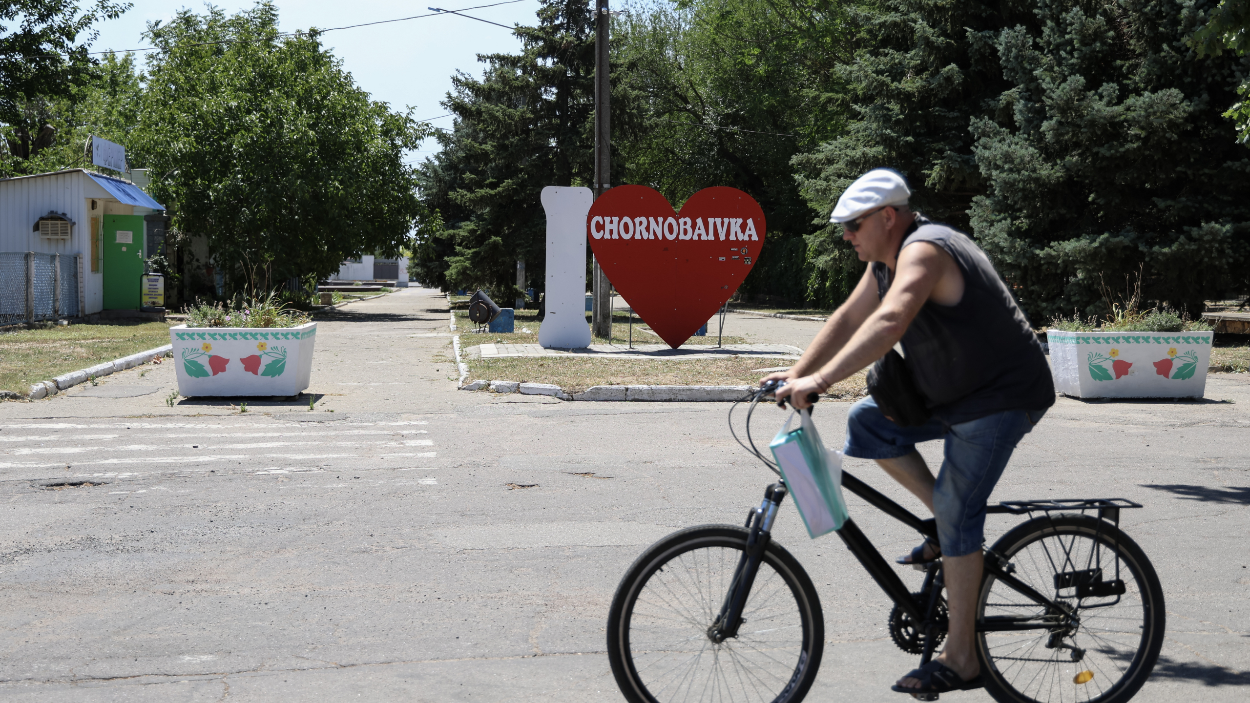 Фундація Кока-Кола спільно з Українським Червоним Хрестом допомагає покращити доступ до питної води у південних областях України. 