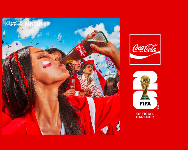Aficionados de rojo celebrando en el Coca-Cola FIFA Fan Zone, mujer alzando una botella de Coca-Cola entre confeti y emblemas del Mundial.