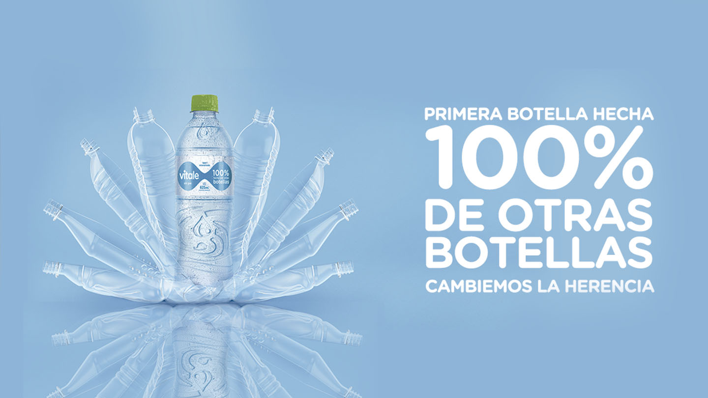 Botella de agua Vitale junto a botellas vacías