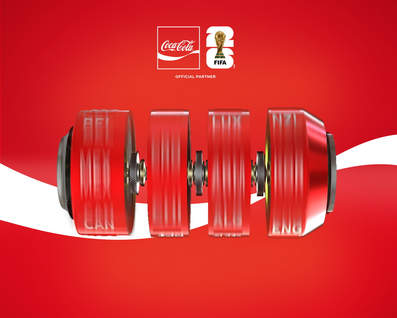 Una lata de Coca-Cola girando sobre un fondo rojo. Se observan los logos de Coca-Cola y el de la Copa Mundial de la FIFA 26™. 