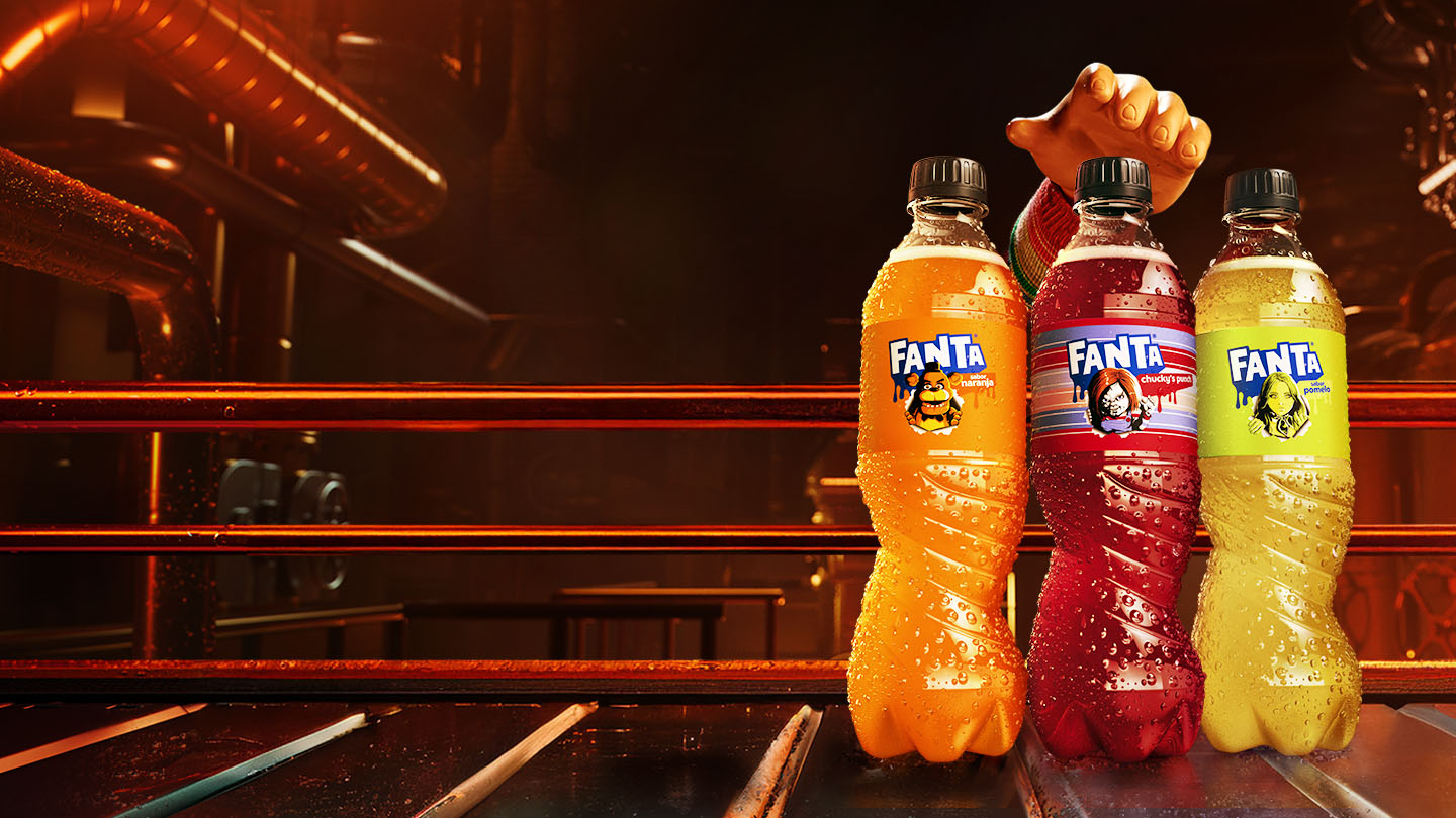 Fondo naranja, manos alzadas. Logo Fanta azul goteando. Deseo intenso, toque misterioso.