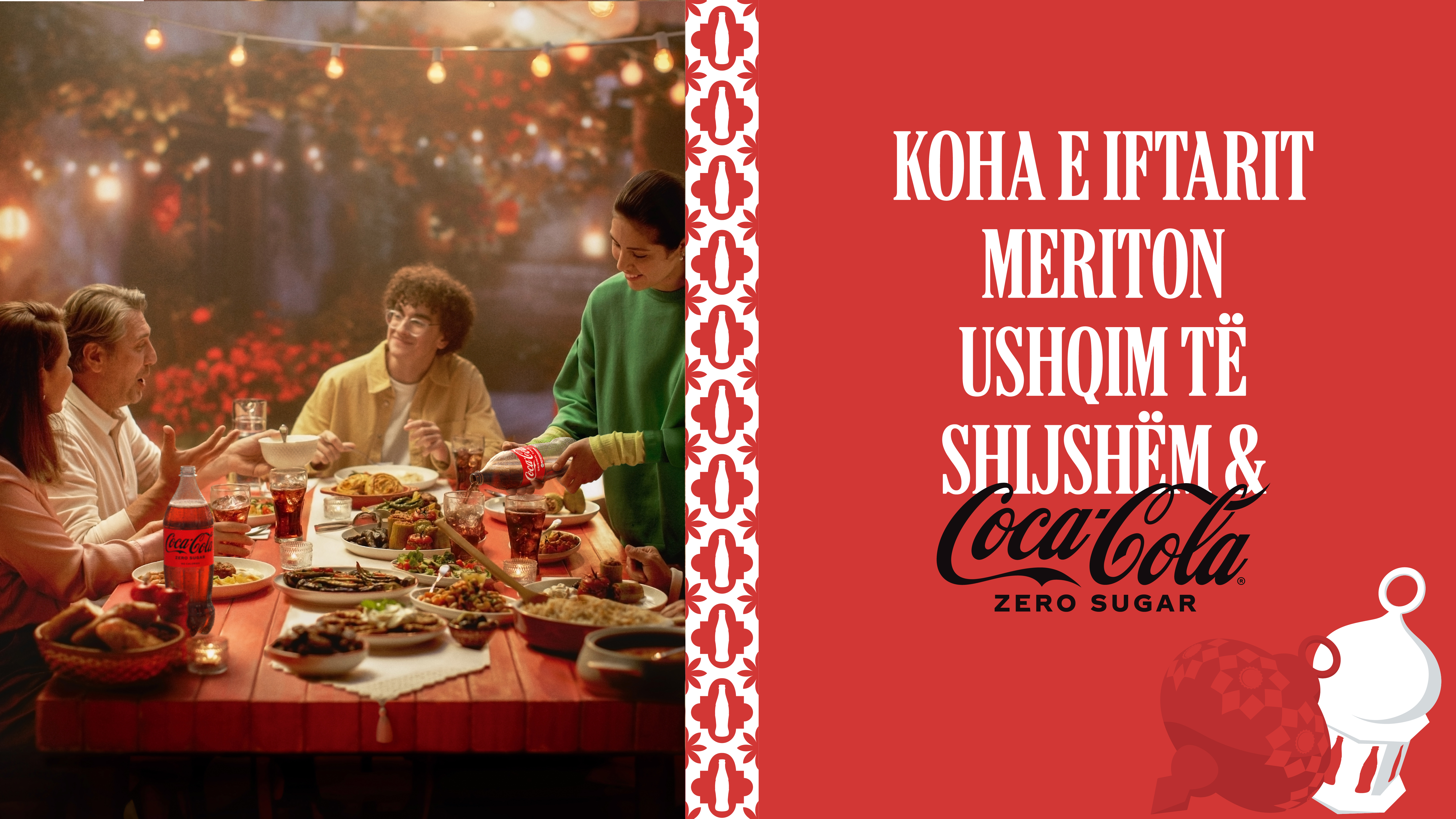 Familje dhe miq duke shijuar ushqim dhe Coca‑Cola në atmosferë festive, me mesazhin ‘Koha e festave meriton shijim të shishes Coca‑Cola’.